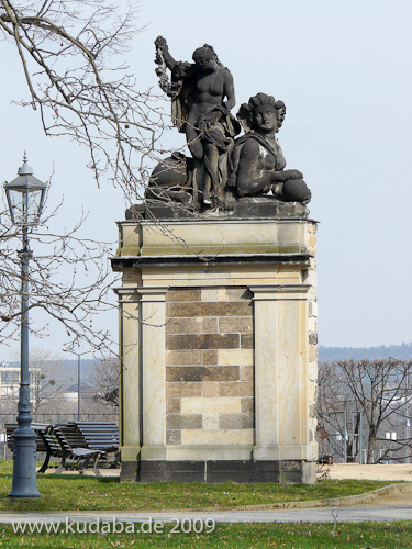 Zwei Sphingen am Elbufer in Dresden