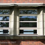 Turnhalle in Alt-Stralau in Berlin-Friedrichshain von 1928 im Stil des Expressionismus, Detailansicht der Fenster