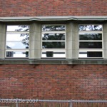 Turnhalle in Alt-Stralau in Berlin-Friedrichshain von 1928 im Stil des Expressionismus, Detailansicht der Fenster