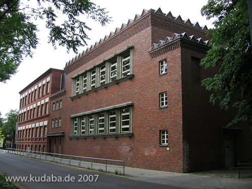 Turnhalle in Alt-Stralau in Berlin-Friedrichshain von 1928 im Stil des Expressionismus, Gesamtansicht