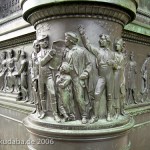 Denkmal Freiherr vom Stein von Hermann Schievelbein in Berlin-Kreuzberg von 1872, Detailansicht vom Sockel