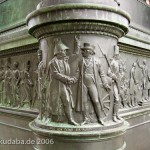 Denkmal Freiherr vom Stein von Hermann Schievelbein in Berlin-Kreuzberg von 1872, Detailansicht vom Sockel