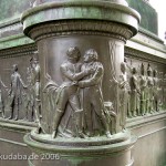 Denkmal Freiherr vom Stein von Hermann Schievelbein in Berlin-Kreuzberg von 1872, Detailansicht vom Sockel