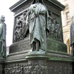 Denkmal Freiherr vom Stein von Hermann Schievelbein in Berlin-Kreuzberg von 1872, Detailansicht vom Sockel