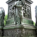 Denkmal Freiherr vom Stein von Hermann Schievelbein in Berlin-Kreuzberg von 1872, Detailansicht vom Sockel