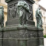 Denkmal Freiherr vom Stein von Hermann Schievelbein in Berlin-Kreuzberg von 1872, Detailansicht vom Sockel