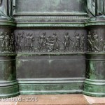 Denkmal Freiherr vom Stein von Hermann Schievelbein in Berlin-Kreuzberg von 1872, Detailansicht vom Sockel