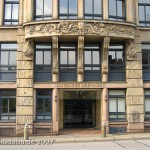 Ausschnitt der Fassade des Hauses der Seefahrt in Hamburg, Eingangsbereich