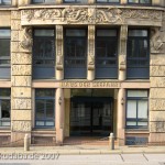 Ausschnitt der Fassade des Hauses der Seefahrt in Hamburg, Eingangsbereich