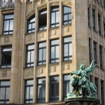 Ausschnitt der Fassade des Hauses der Seefahrt in Hamburg, mit der Bronzeskulptur der Hammonia mit Löwen