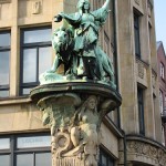 Detailansicht der Bronzeskulptur der Hammonia mit Löwen an der Fassade des Hauses der Seefahrt in Hamburg