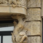 Detailansicht eines Delfins und eines Seesterns an der Fassade des Hauses der Seefahrt in Hamburg