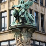 Detailansicht der Bronzeskulptur der Hammonia mit Löwen an der Fassade des Hauses der Seefahrt in Hamburg