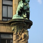 Detailansicht der Bronzeskulptur der Hammonia mit Löwen an der Fassade des Hauses der Seefahrt in Hamburg