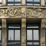 Detailansicht eines Octopus mit anderen Meerestieren an der Fassade des Hauses der Seefahrt in Hamburg