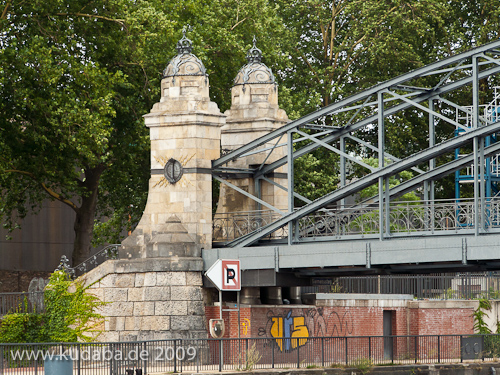 Brücke Siemenssteg in Berlin-Charlottenburg, Brückenpfeiler am Ostufer