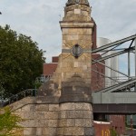 Brücke Siemenssteg in Berlin-Charlottenburg, Brückenpfeiler am Ostufer