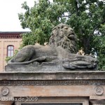 Gefallenen-Denkmal in Alt-Lietzow mit einem auf einem Sarkophag ruhenden Löwen in Berlin-Charlottenburg, Detailansicht vom Löwen