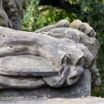 Gefallenen-Denkmal in Alt-Lietzow mit einem auf einem Sarkophag ruhenden Löwen in Berlin-Charlottenburg, Detailansicht vom Löwen