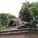 Gefallenen-Denkmal in Alt-Lietzow mit einem auf einem Sarkophag ruhenden Löwen in Berlin-Charlottenburg, Detailansicht vom Löwen