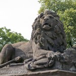 Gefallenen-Denkmal in Alt-Lietzow mit einem auf einem Sarkophag ruhenden Löwen in Berlin-Charlottenburg, Detailansicht vom Löwen