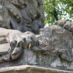 Gefallenen-Denkmal in Alt-Lietzow mit einem auf einem Sarkophag ruhenden Löwen in Berlin-Charlottenburg, Detailansicht vom Löwen