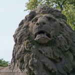 Gefallenen-Denkmal in Alt-Lietzow mit einem auf einem Sarkophag ruhenden Löwen in Berlin-Charlottenburg, Detailansicht vom Löwenkopf