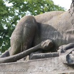 Gefallenen-Denkmal in Alt-Lietzow mit einem auf einem Sarkophag ruhenden Löwen in Berlin-Charlottenburg, Detailansicht vom Löwen