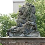 Gefallenen-Denkmal in Alt-Lietzow mit einem auf einem Sarkophag ruhenden Löwen in Berlin-Charlottenburg, Detailansicht vom Löwen