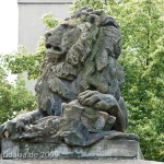 Gefallenen-Denkmal in Alt-Lietzow mit einem auf einem Sarkophag ruhenden Löwen in Berlin-Charlottenburg, Detailansicht vom Löwen