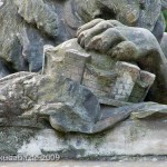 Gefallenen-Denkmal in Alt-Lietzow mit einem auf einem Sarkophag ruhenden Löwen in Berlin-Charlottenburg, Detailansicht vom Löwen