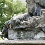 Gefallenen-Denkmal in Alt-Lietzow mit einem auf einem Sarkophag ruhenden Löwen in Berlin-Charlottenburg, Detailansicht vom Löwen