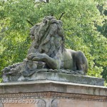 Gefallenen-Denkmal in Alt-Lietzow mit einem auf einem Sarkophag ruhenden Löwen in Berlin-Charlottenburg, Detailansicht vom Löwen