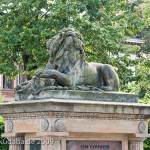 Gefallenen-Denkmal in Alt-Lietzow mit einem auf einem Sarkophag ruhenden Löwen in Berlin-Charlottenburg, Detailansicht vom Löwen