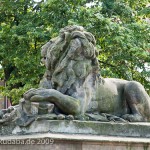 Gefallenen-Denkmal in Alt-Lietzow mit einem auf einem Sarkophag ruhenden Löwen in Berlin-Charlottenburg, Detailansicht vom Löwen