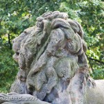 Gefallenen-Denkmal in Alt-Lietzow mit einem auf einem Sarkophag ruhenden Löwen in Berlin-Charlottenburg, Detailansicht vom Löwen