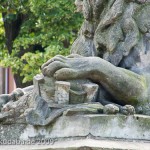 Gefallenen-Denkmal in Alt-Lietzow mit einem auf einem Sarkophag ruhenden Löwen in Berlin-Charlottenburg, Detailansicht vom Löwen