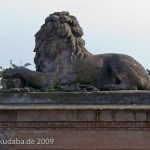 Gefallenen-Denkmal in Alt-Lietzow mit einem auf einem Sarkophag ruhenden Löwen in Berlin-Charlottenburg, Detailansicht vom Löwen