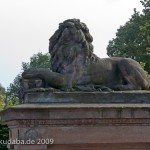 Gefallenen-Denkmal in Alt-Lietzow mit einem auf einem Sarkophag ruhenden Löwen in Berlin-Charlottenburg, Detailansicht vom Löwen