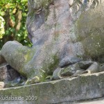 Gefallenen-Denkmal in Alt-Lietzow mit einem auf einem Sarkophag ruhenden Löwen in Berlin-Charlottenburg, Detailansicht vom Löwen