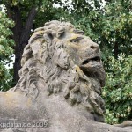 Gefallenen-Denkmal in Alt-Lietzow mit einem auf einem Sarkophag ruhenden Löwen in Berlin-Charlottenburg, Detailansicht vom Löwenkopf