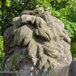 Gefallenen-Denkmal in Alt-Lietzow mit einem auf einem Sarkophag ruhenden Löwen in Berlin-Charlottenburg, Detailansicht vom Löwen