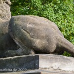 Gefallenen-Denkmal in Alt-Lietzow mit einem auf einem Sarkophag ruhenden Löwen in Berlin-Charlottenburg, Detailansicht vom Löwen