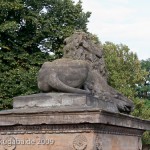Gefallenen-Denkmal in Alt-Lietzow mit einem auf einem Sarkophag ruhenden Löwen in Berlin-Charlottenburg, Detailansicht vom Löwen