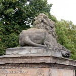 Gefallenen-Denkmal in Alt-Lietzow mit einem auf einem Sarkophag ruhenden Löwen in Berlin-Charlottenburg, Detailansicht vom Löwen