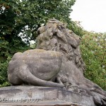 Gefallenen-Denkmal in Alt-Lietzow mit einem auf einem Sarkophag ruhenden Löwen in Berlin-Charlottenburg, Detailansicht vom Löwen