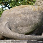 Gefallenen-Denkmal in Alt-Lietzow mit einem auf einem Sarkophag ruhenden Löwen in Berlin-Charlottenburg, Detailansicht vom Löwen