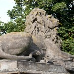 Gefallenen-Denkmal in Alt-Lietzow mit einem auf einem Sarkophag ruhenden Löwen in Berlin-Charlottenburg, Detailansicht vom Löwen