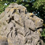 Gefallenen-Denkmal in Alt-Lietzow mit einem auf einem Sarkophag ruhenden Löwen in Berlin-Charlottenburg, Detailansicht vom Löwen