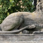 Gefallenen-Denkmal in Alt-Lietzow mit einem auf einem Sarkophag ruhenden Löwen in Berlin-Charlottenburg, Detailansicht vom Löwen